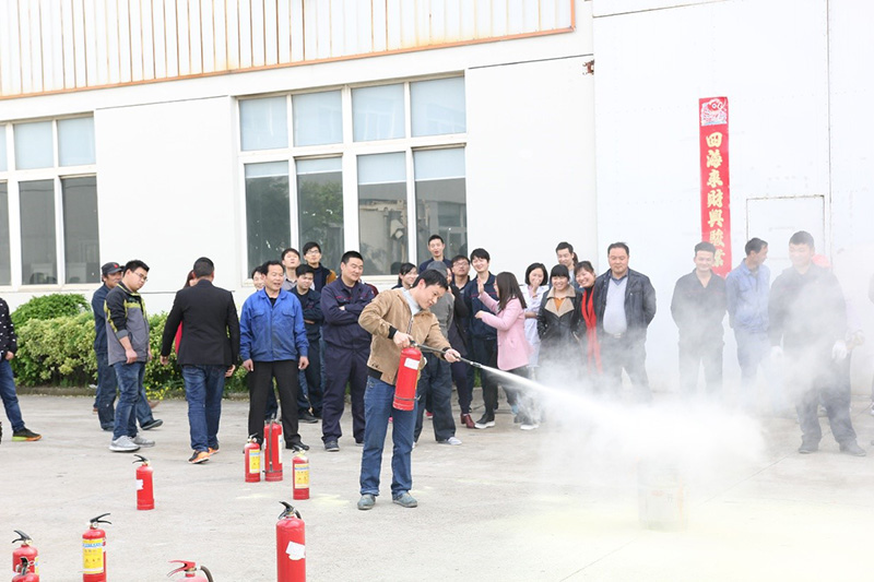 員工站在安全區(qū)域觀看滅火全過(guò)程